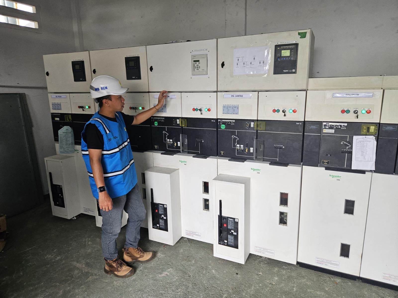 Jelang Idul Adha, Gardu Hubung Perkim Diaktifkan, Tingkatkan Kualitas Layanan Pelanggan di Ternate - Assistant-Manager-Perencanaan-melakukan-control-sebelum-GH-Energize.jpg