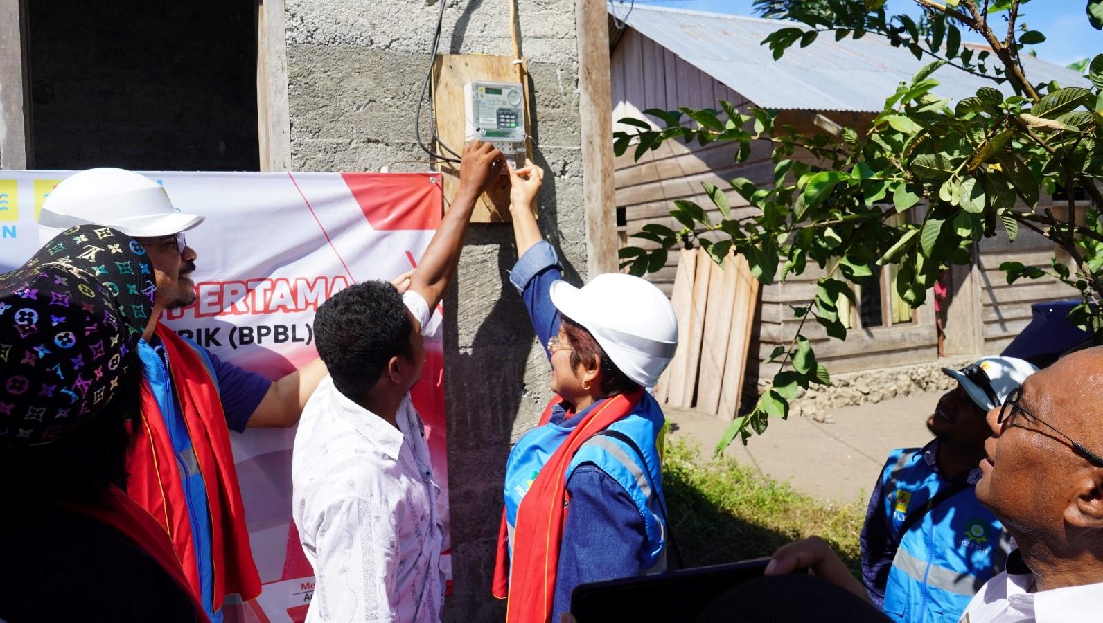 Realisasi Program BPBL PLN, 3500 Warga Kurang Mampu di Maluku dan Maluku Utara Bisa Nikmati Listrik - BPBL-PLN-diterima-warga-kurang-mampu-di-Maluku-dan-Maluku-Utara.jpg