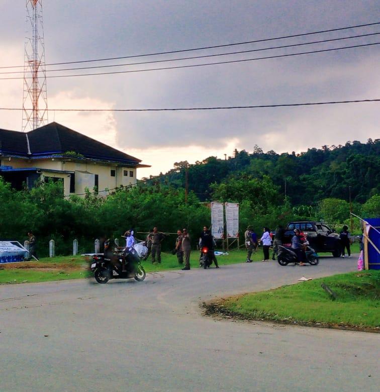 Bawaslu Halmahera Tengah Maluku Utara Bersihkan APS Paslon Pilkada 2024