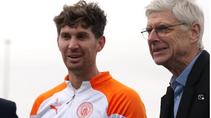 Bek-Manchester-City-John-Stones-dan-mantan-pelatih-Arsenal-Arsene-Wenger.jpg