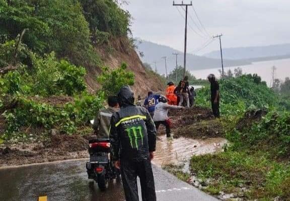 BREAKING NEWS: Hujan Deras, Jalan Maba-Mabapura Halmahera Timur Malut Lumpuh Total Akibat Longsor
