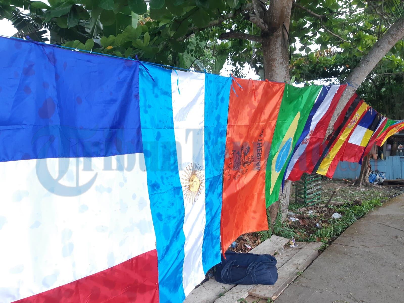 Jelang Piala Dunia 2022, Bendera Brazil dan Argentina di Halmahera Selatan Laris Manis