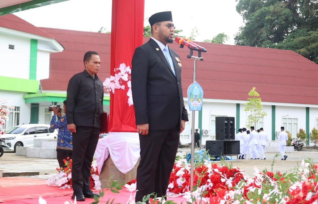 Bupati-Halmahera-Selatan-ketika-memberi-pengarahan-kepada-para-Camat-dan-Kades.jpg
