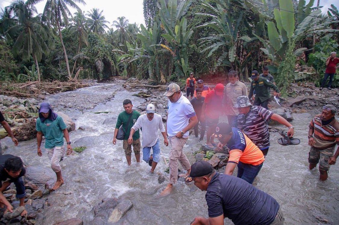 Bupati-Halmahera-Selatan-tinjau-lokasi-banjir-di-Desa-Panamboang.jpg