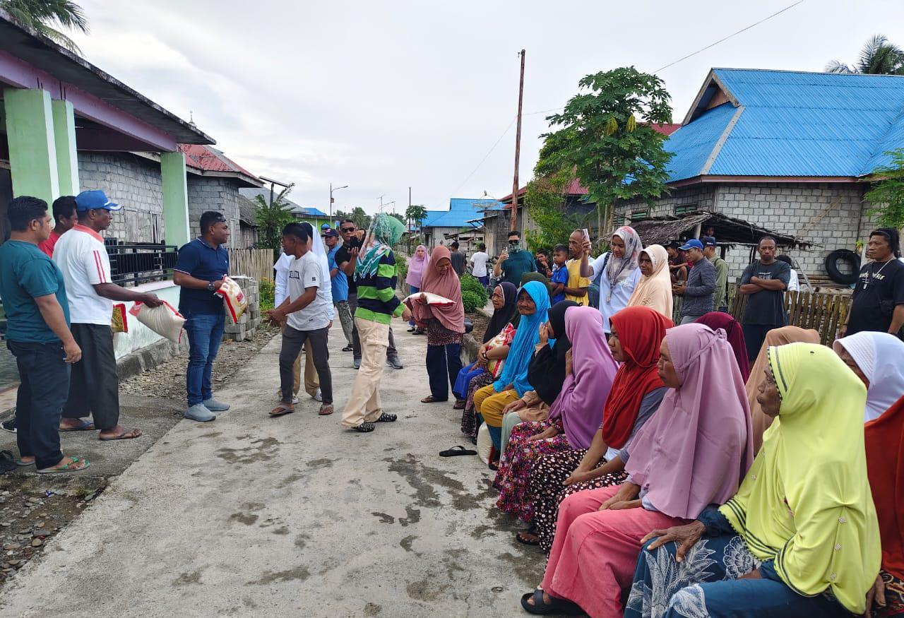 Bupati-Kepulauan-Sula-bagi-bagi-sembako.jpg