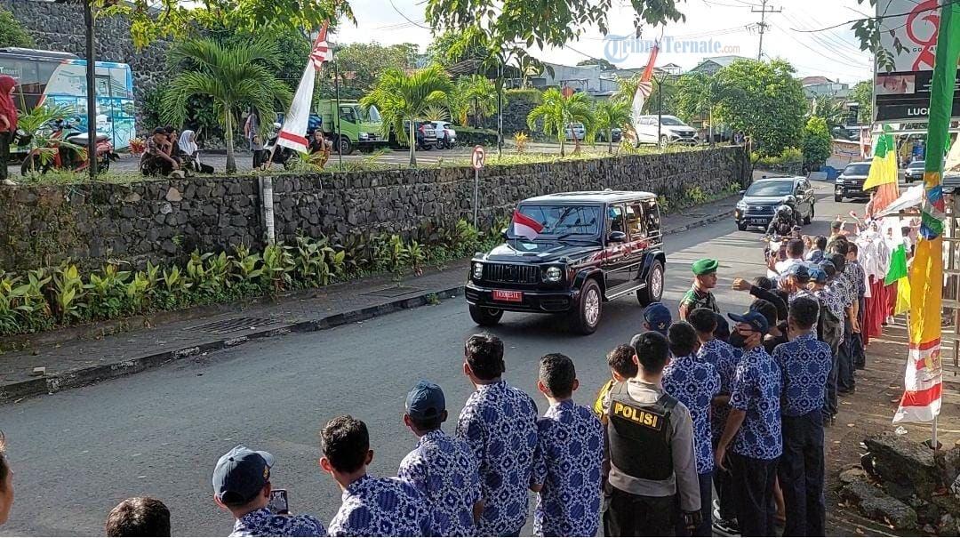 Cerita Warga Ternate Rela Berdiri Berjam-jam, Demi Lihat Rombongan Wapres Mar'ruf Amin