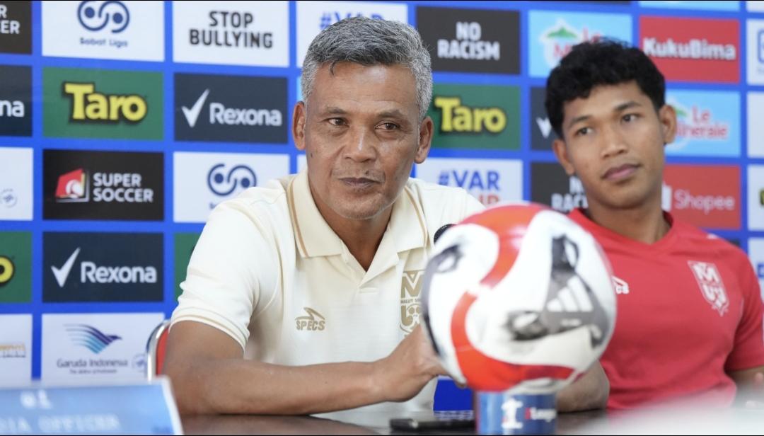 Coach-Hendri-Susilo-pada-sesi-jumpa-pers-jelang-lawan-PSIM-Yogyakarta.jpg