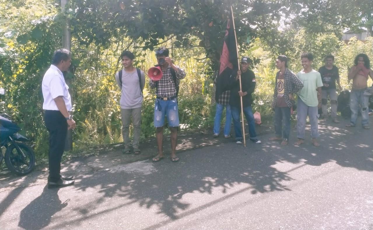 Warga dan Mahasiswa di Ternate Blokade Jalan, Buntut Aktivitas Galian C yang Merusak Lingkungan - DLH-Ternate-hearing-dengan-warga-dan-mahasiswa-atas-aksi-boikot-jalan-Kelurahan-Sulamadaha.jpg