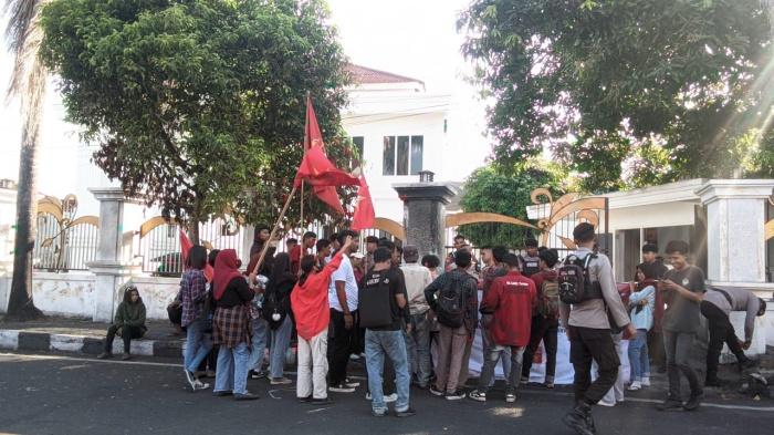 Puluhan Mahasiswa Ternate Demo Minta Pemprov Maluku Utara Menaikkan Harga Kopra