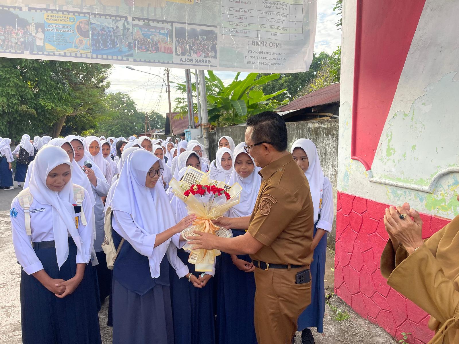 Kadisdikbud Maluku Utara Sambut Siswa Baru di Hari Pertama Sekolah