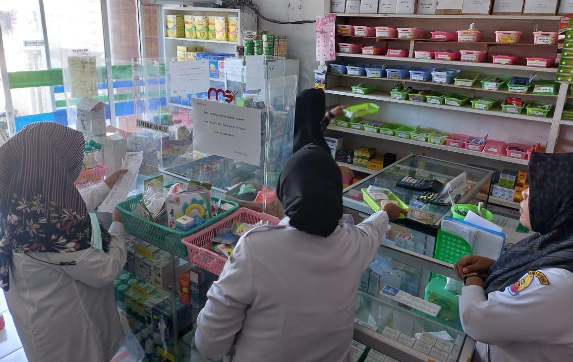 Dinkes-Taliabu-sidak-obat.jpg
