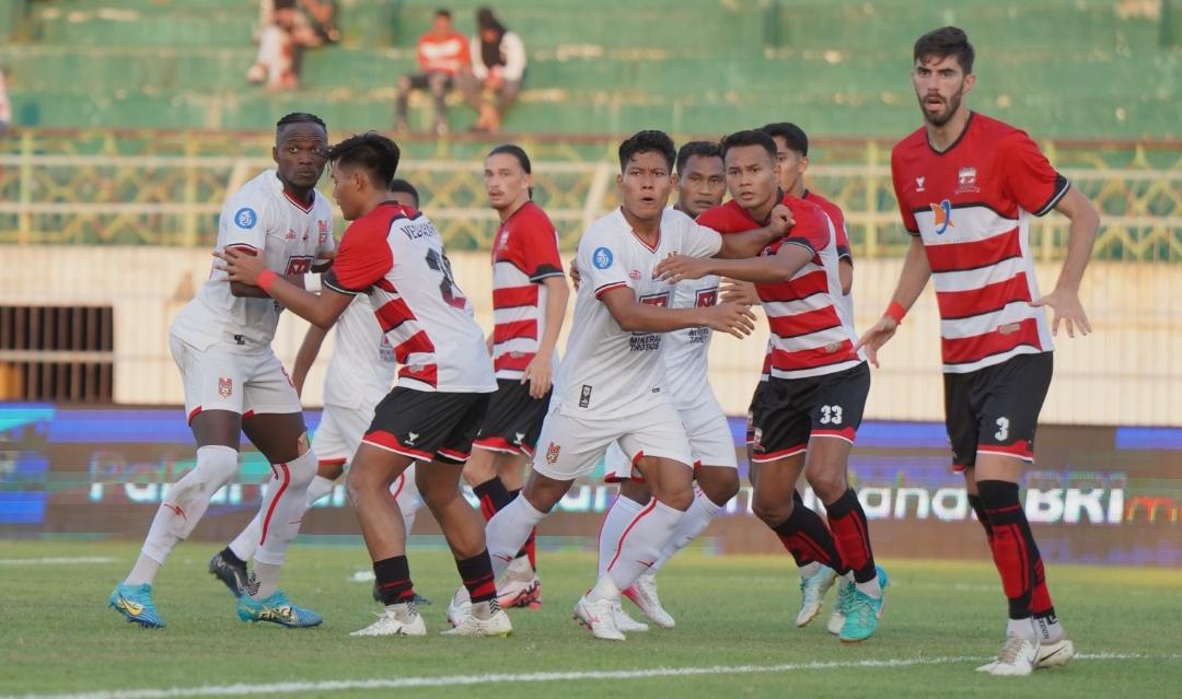 Duel-Madura-United-vs-Malut-United-di-Liga-1-2024-2025-kemarin.jpg