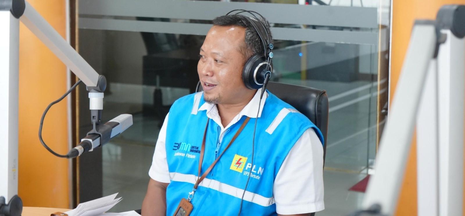 Terhubung dengan Pelanggan Melalui Media Radio, PLN UIW MMU Sosialisasi Penggunaan Listrik Aman - Edukasi-Propaganda-Budaya-K3-dan-Pengenalan-Super-Apps-PLN-Mobile-oleh-Manager-UP3-Ternate.jpg