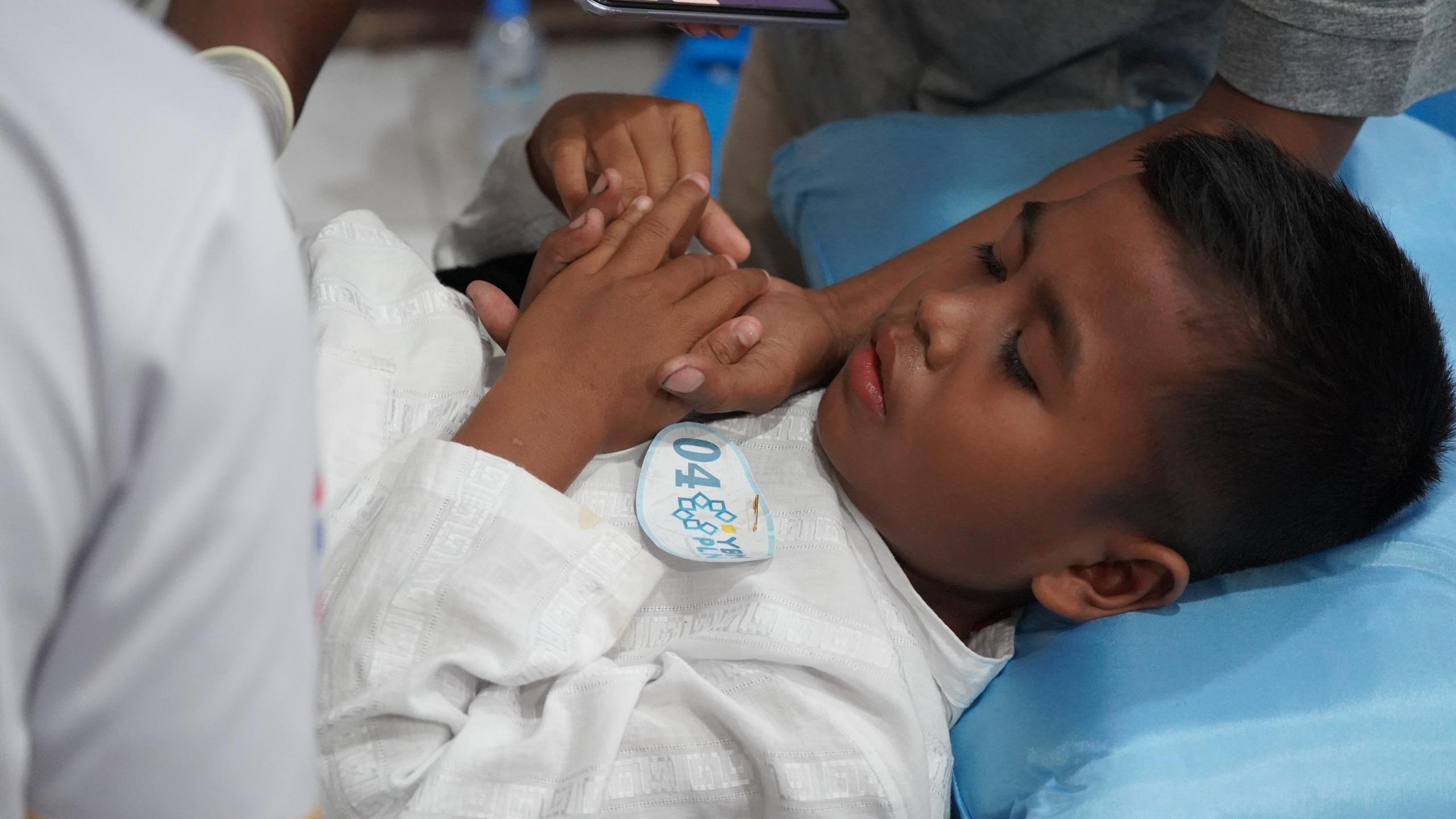 Peduli Kesehatan Generasi Muda, YBM PLN UP3 Masohi Gelar Khitan Massal - Ekspresi-salah-satu-peserta-saat-pelaksanaan-khitan-program-PLN.jpg