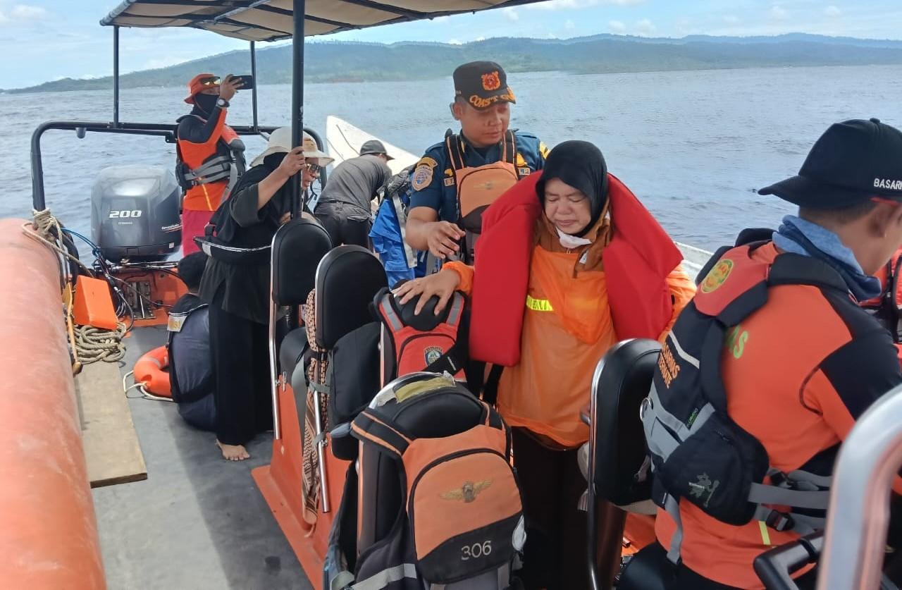 Evakuasi-Tim-SAR-Gabungan-di-perairan-Sanana-Kepulauan-Sula.jpg
