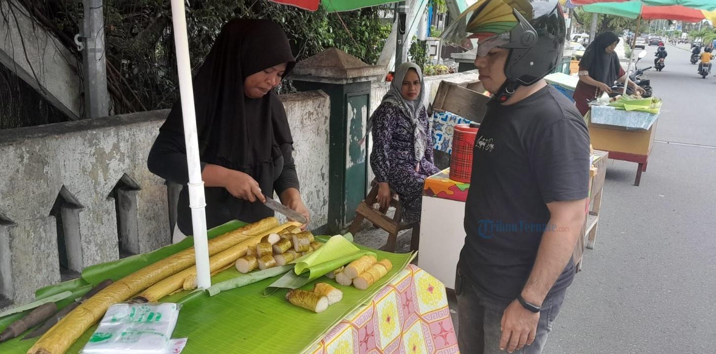 Fitri-penjual-nasi-jaha-dikawasan-Masjid-Al-Munawwar-Ternate.jpg