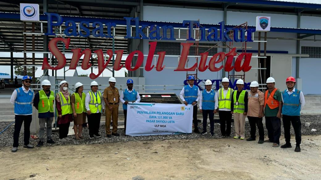 PLN UP3 Saumlaki Lakukan Penyalaan Pasang Baru Pasar Snyioli Lieta Berdaya 131.000 VA - Foto-Bersama-kegiatan-Penyalaan-dengan-Dinas-Perikanan-dan-Kelautan-MBD.jpg