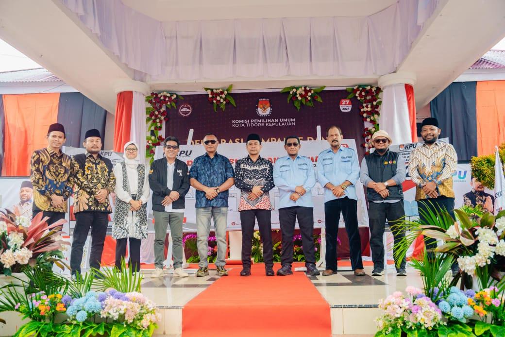 Foto-bersama-Paslon-bersama-Komisioner-KPU-Kota-Tidore-Usai.jpg