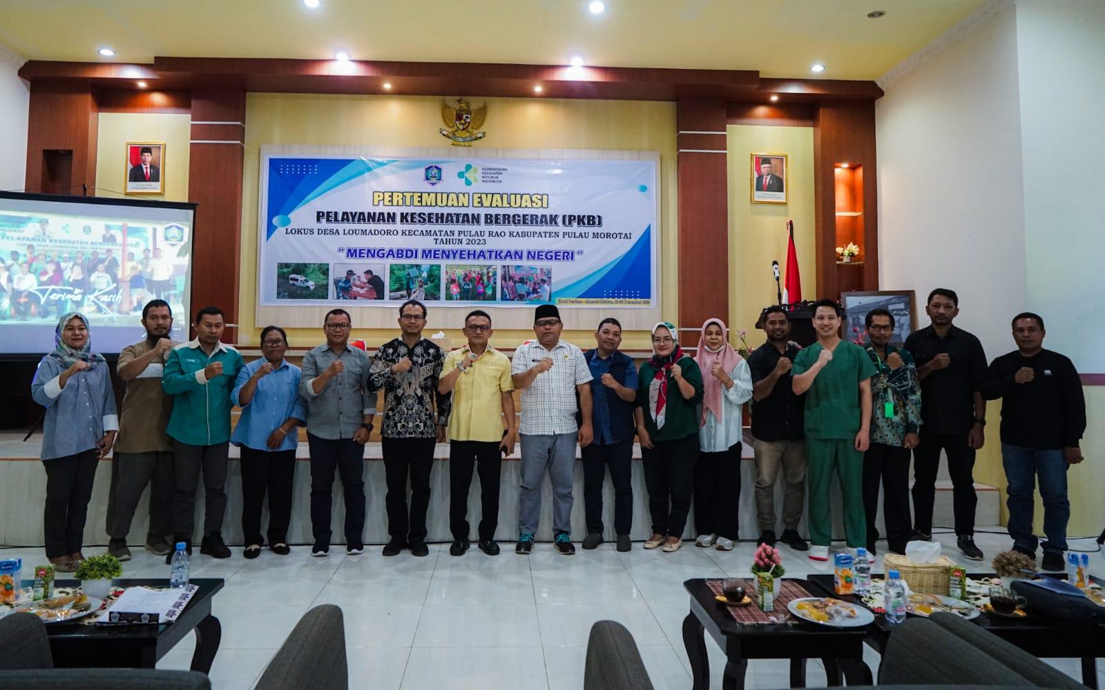 Pelayanan Kesehatan Bergerak di Desa Loumadoro Morotai Dinilai Berdampak Positif Bagi Warga - Foto-bersama-Pj-Bupati-Morotai-Muhammad-Umar-ali-didampingi-Asisten-III-Kalbi-Rasyid.jpg