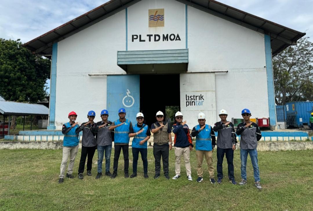 Perkuat Sistem Kelistrikan di Pulau Moa, PLN Berhasil Operasikan 4 Unit Mesin Tambahan - Foto-bersama-manajemen-UP3-Saumlaki-dan-pegawai-ULP-Moa.jpg