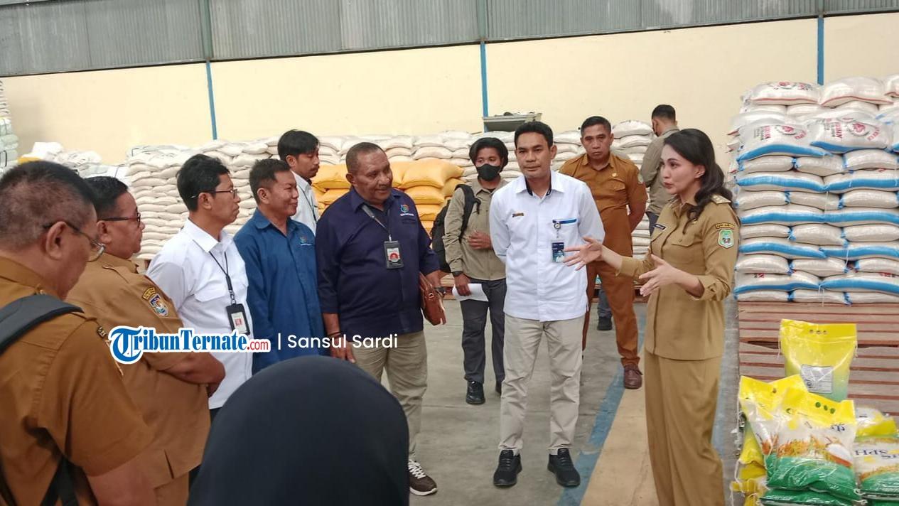 Gubernur Maluku Utara Sherly Laos Tinjau Stok Beras Bantuan di Bulog Ternate