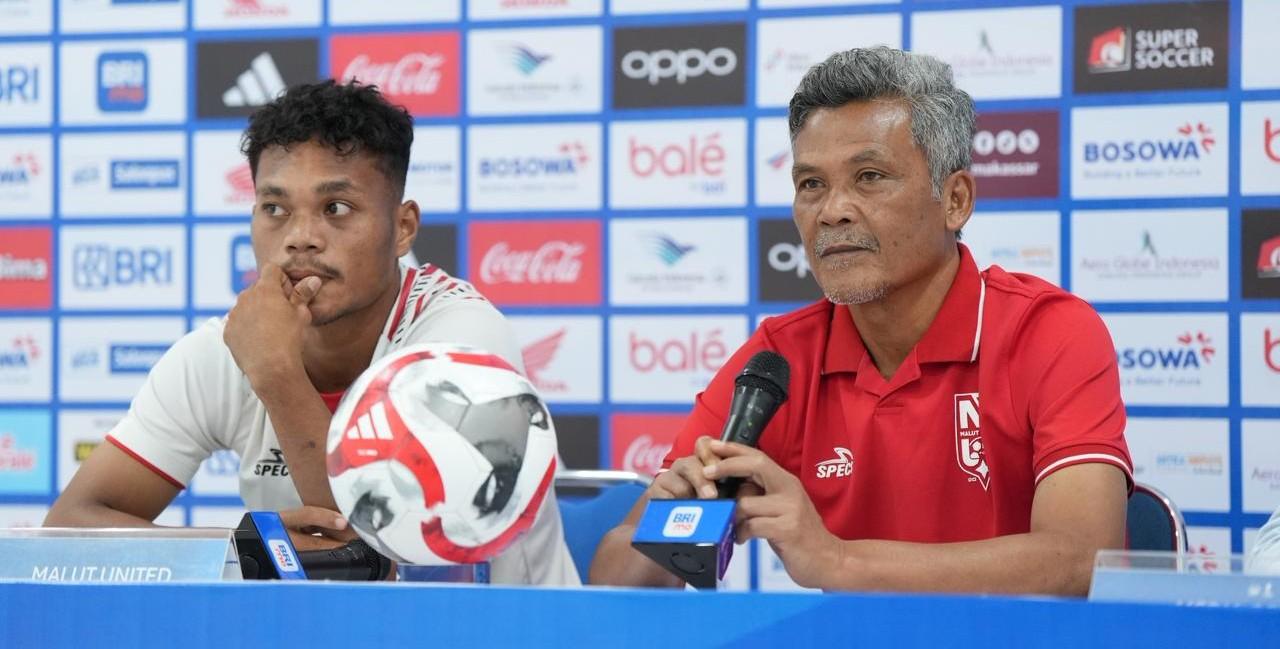 ternate/Hendri-Susilo-dan-Taufik-Rustam-pada-sesi-jumpa-pers-Malut-United-jelang-laga-melawan-PSM-Makassar.jpg