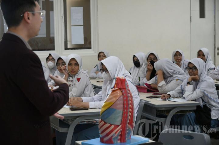 Ilustrasi-Siswa-SMA-belajar-mengajar-di-kelas-Kunci-Jawaban.jpg