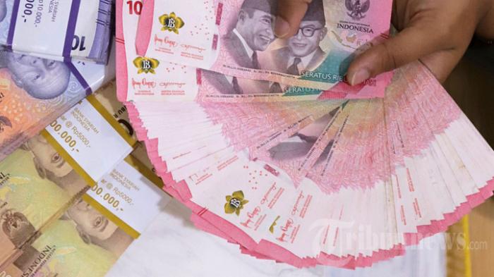 Ilustrasi-uang-Petugas-menyusun-uang-pecahan-rupiah-di-Kantor-Cabang-BSI.jpg