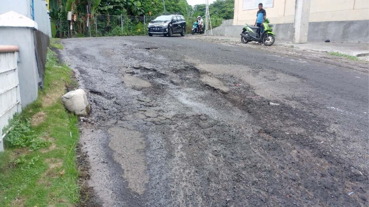 Warga 2 Kelurahan di Ternate Keluhkan Jalan Rusak yang Tak Kunjung Diperbaiki