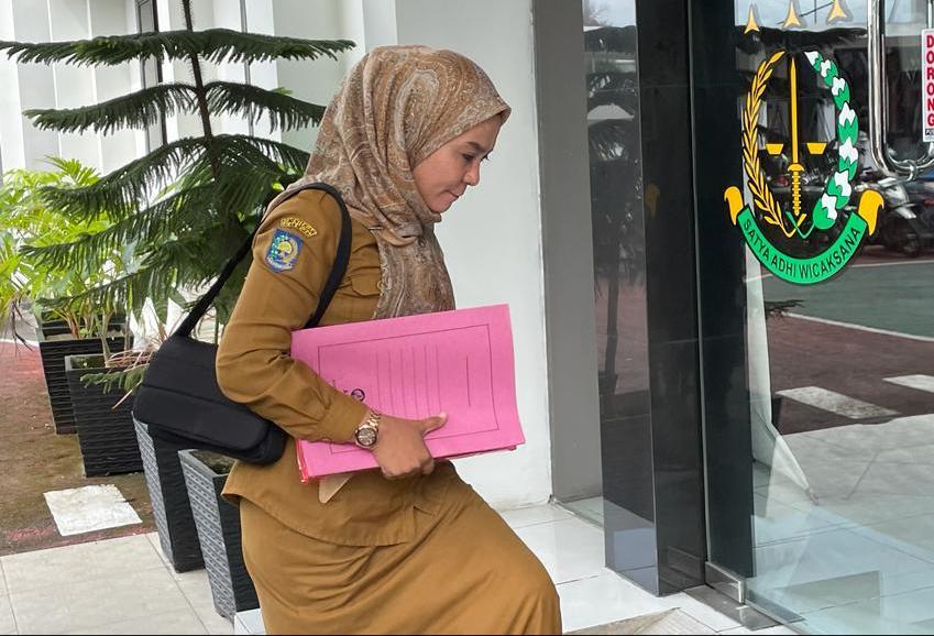 Tenteng Map Berkas, Bendahara Disperindag Ternate Fitrillah F Bachmid Jalani Diperiksa Jaksa