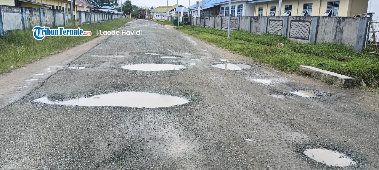 Jalan-berlubang-dan-tergenang-air-di-depan-salah-satu-sekolah-di-Pulau-Taliabu.jpg
