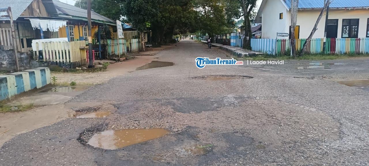 Jalan-berlubang-di-Pulau-Taliabu.jpg