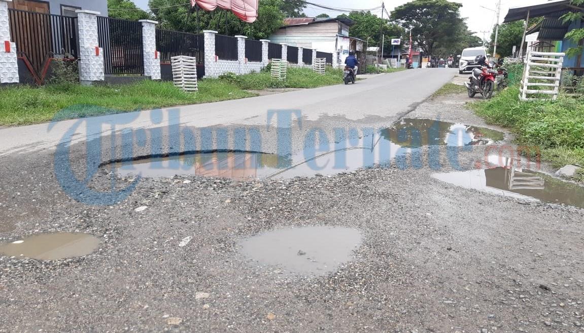 Berlubang Cukup Besar, Ruas Jalan Utama Desa Mandaong Halmahera Selatan Bahayakan Pengendara