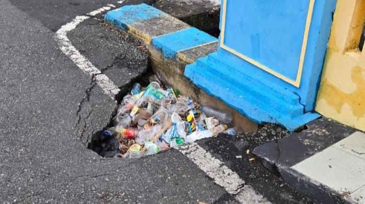 Ruas Jalan di Sejumlah Titik Rusak, Warga Harap Perhatian Pemkot Ternate - Jalan-rusak-di-samping-Masjid-Raya-Al-Munawar-Ternate.jpg