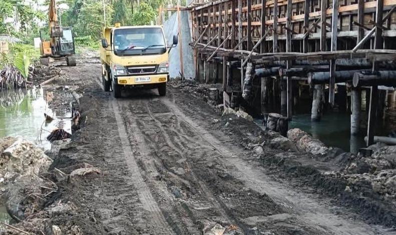 Pemda Halmahera Timur Dorong Percepatan Pembangunan Penghubung Jalan