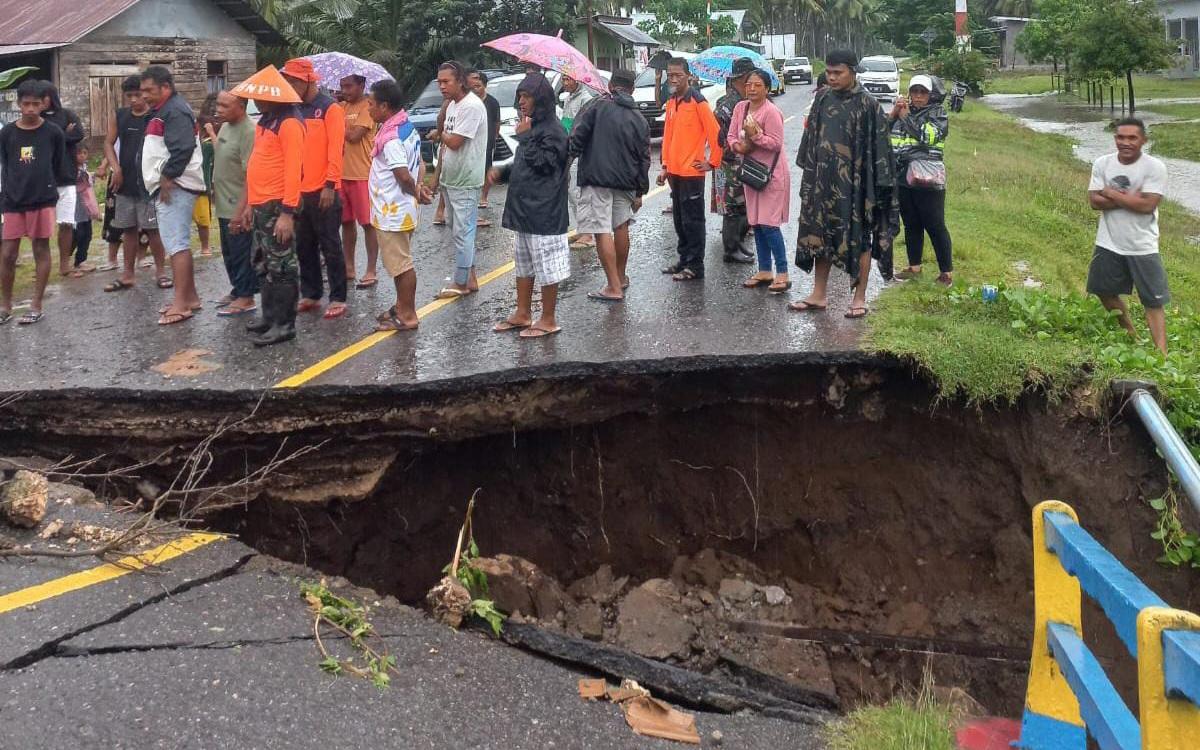 Jembatan Sabatai Tua Morotai Ambruk Gegara Tingginya Intensiras Hujan, Akses Lumpuh