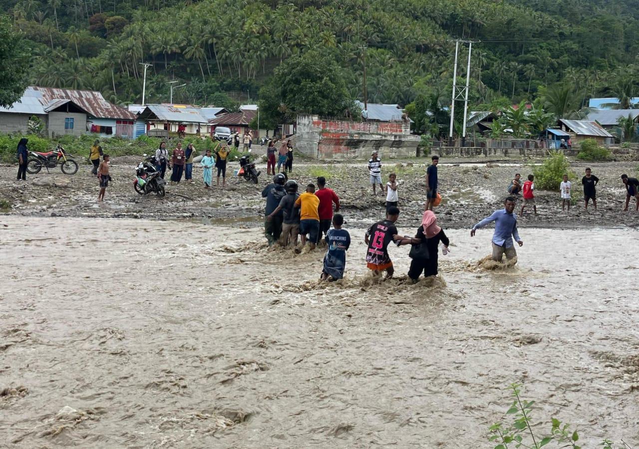 Laporkan Kondisi Jalan, Ini Harapan Warga Sula Timur ke Gubernur Maluku Utara Sherly Laos