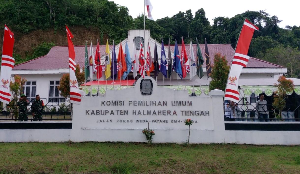 KPU Halmahera Tengah Maluku Utara Nyatakan Berkas Paslon Elang - Rahim Lengkap