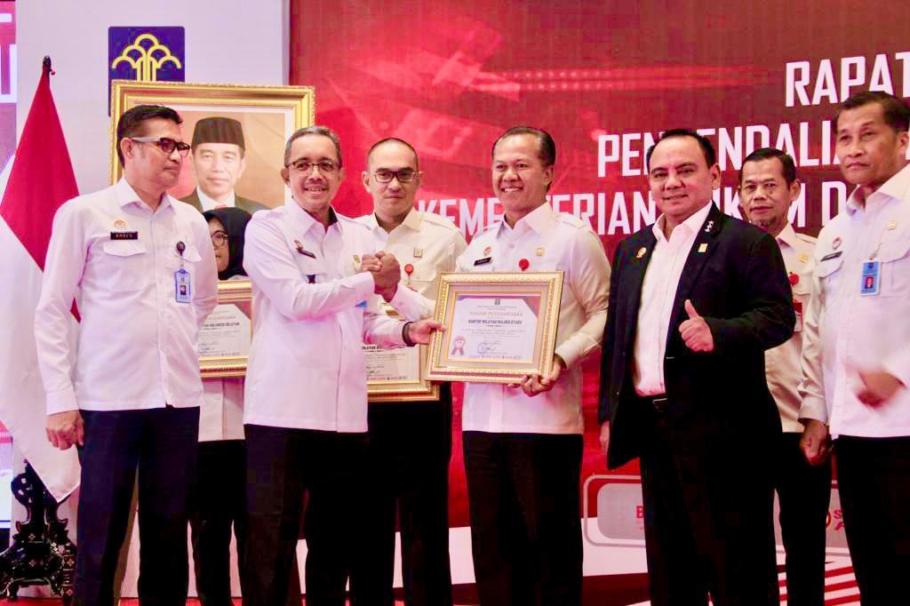 Kakanwil Kemenkumham Malut M Adnan Terima Piagam Penghargaan IKPA Terbaik Semester I 2023