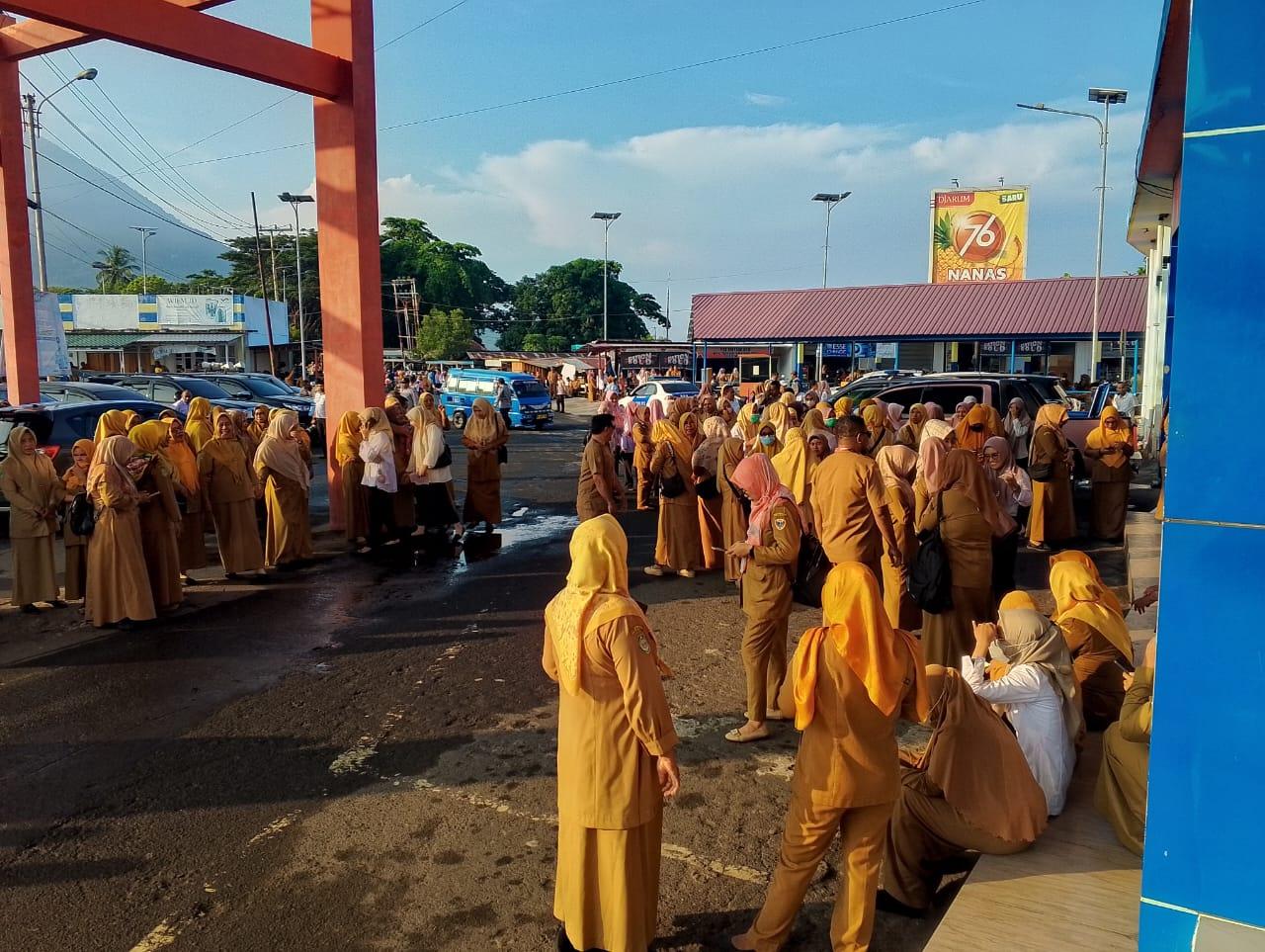 Tiba Hari Ini, Pegawai Pemkot Tidore Sambut Muhammad Sinen - Ahmad Laiman di Pelabuhan Rum