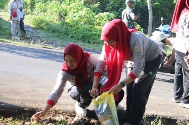 Sinergi Lapas Perempuan dan Kecamatan Pulau, Kerja Bakti Sambut HUT Pemkot Ternate ke 25