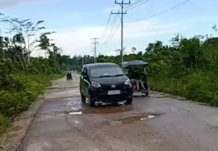 Kondisi-jalan-Bobong-Talo-di-Kecamatan-Taliabu-Barat-rusak.jpg