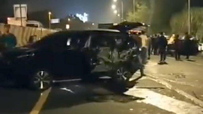 Kondisi-mobil-yang-terlibat-kecelakaan-beruntun-di-Tol-Cipularang-Minggu-2662022.jpg