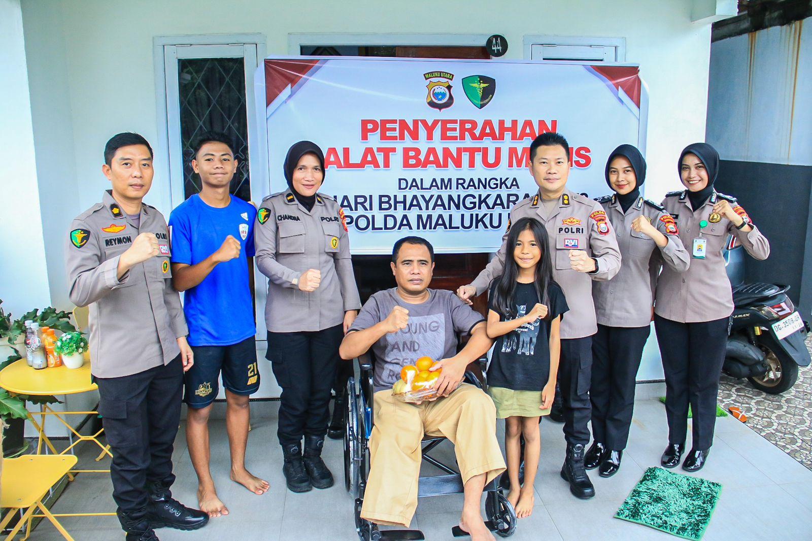 Sambut HUT Bhayangkara ke 78, Polda Maluku Utara Bagi-bagi Alat Bantu Medis