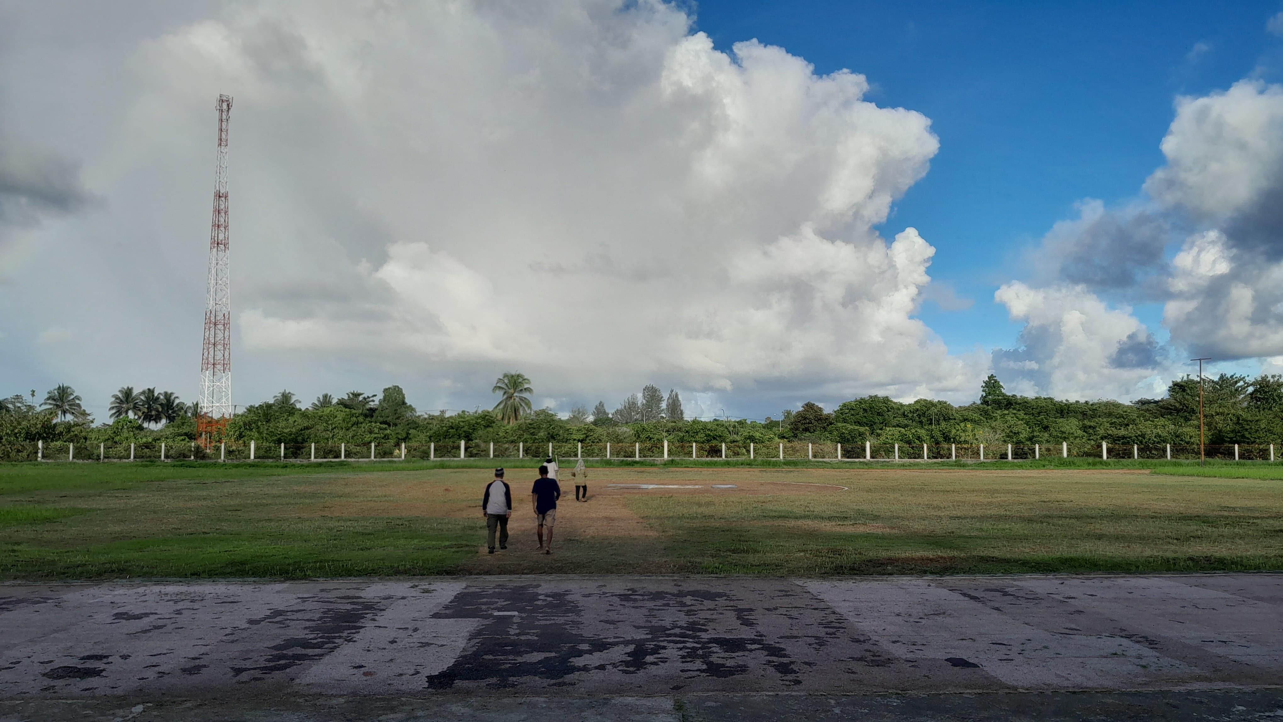 Helikopter yang Ditumpagi Menkes RI Mendarat di Lapangan Karpet Merah Kota Maba Halmahera Timur