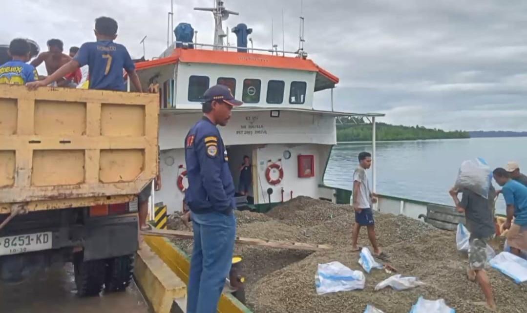 Material-proyek-jalan-lapen-di-Kasiruta-Timur-Halmahera-Selatan-dari-atas-kapal.jpg