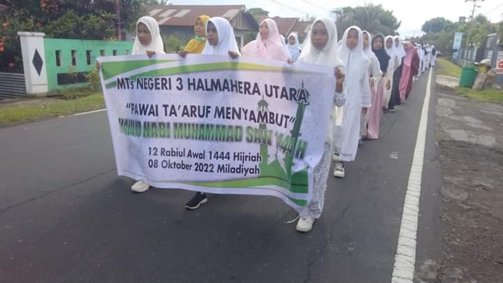 Pelajar MTS di Tobelo Mulai Ramaikan Maulid Nabi dengan Pawai
