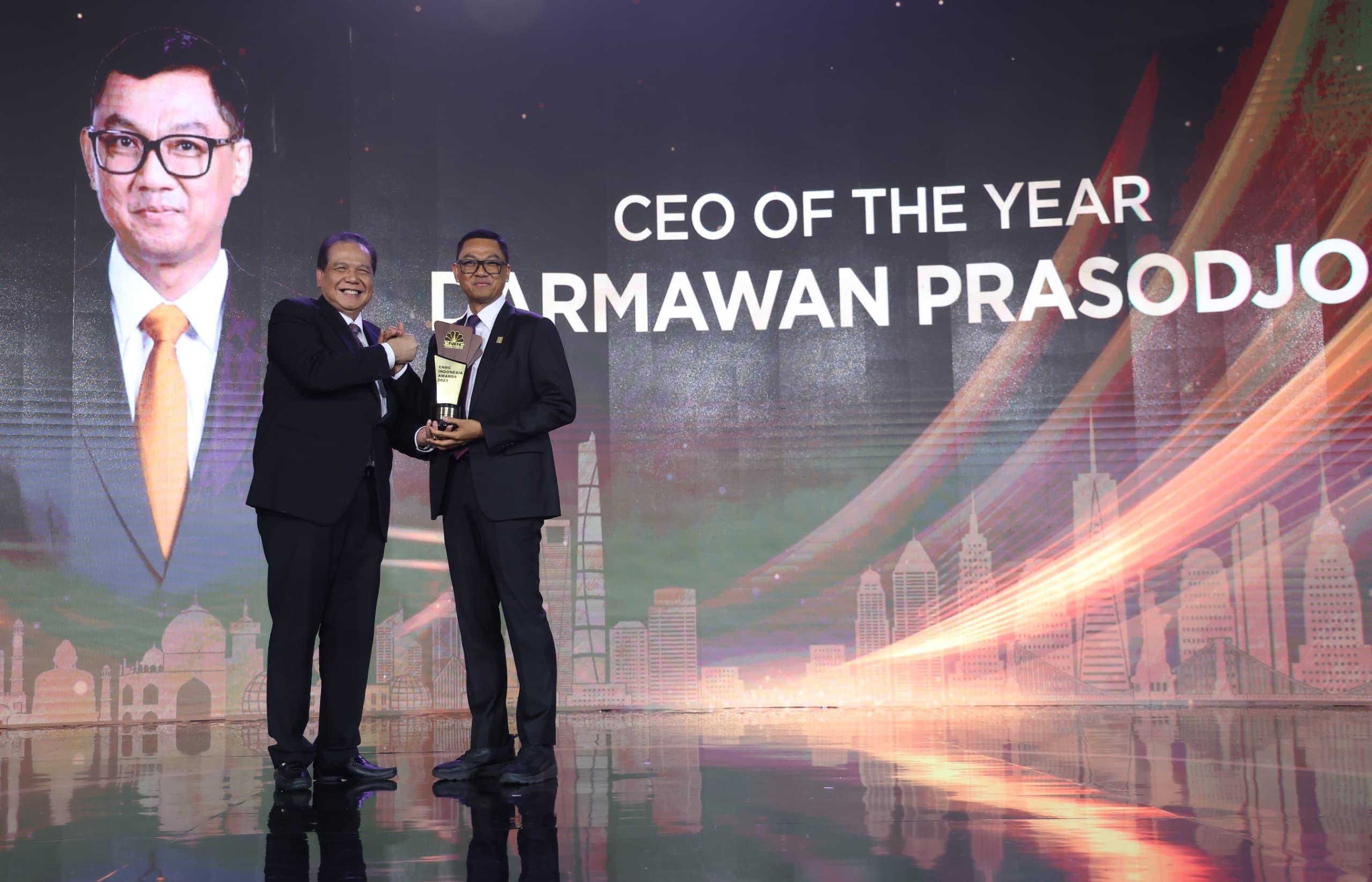 Dirut PLN Darmawan Prasodjo Kembali Dinobatkan Jadi CEO Of The Year - Menteri-BUMN-dan-Dirut-PLN-pada-ajang-CNBC-Indonesia-Awards-2023.jpg