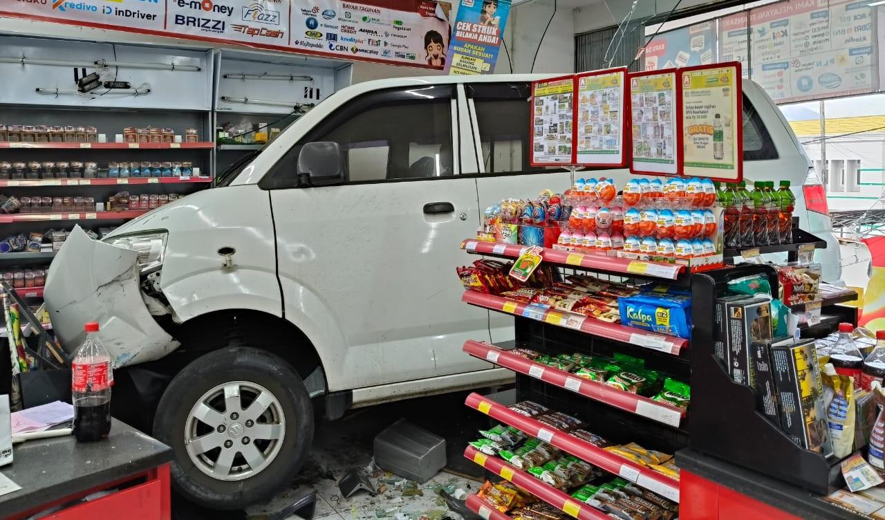 BREAKING NEWS: Mobil Apotek Kimia Farma Tabrak Alfamidi Depan RSUD Chasan Boesorie Ternate