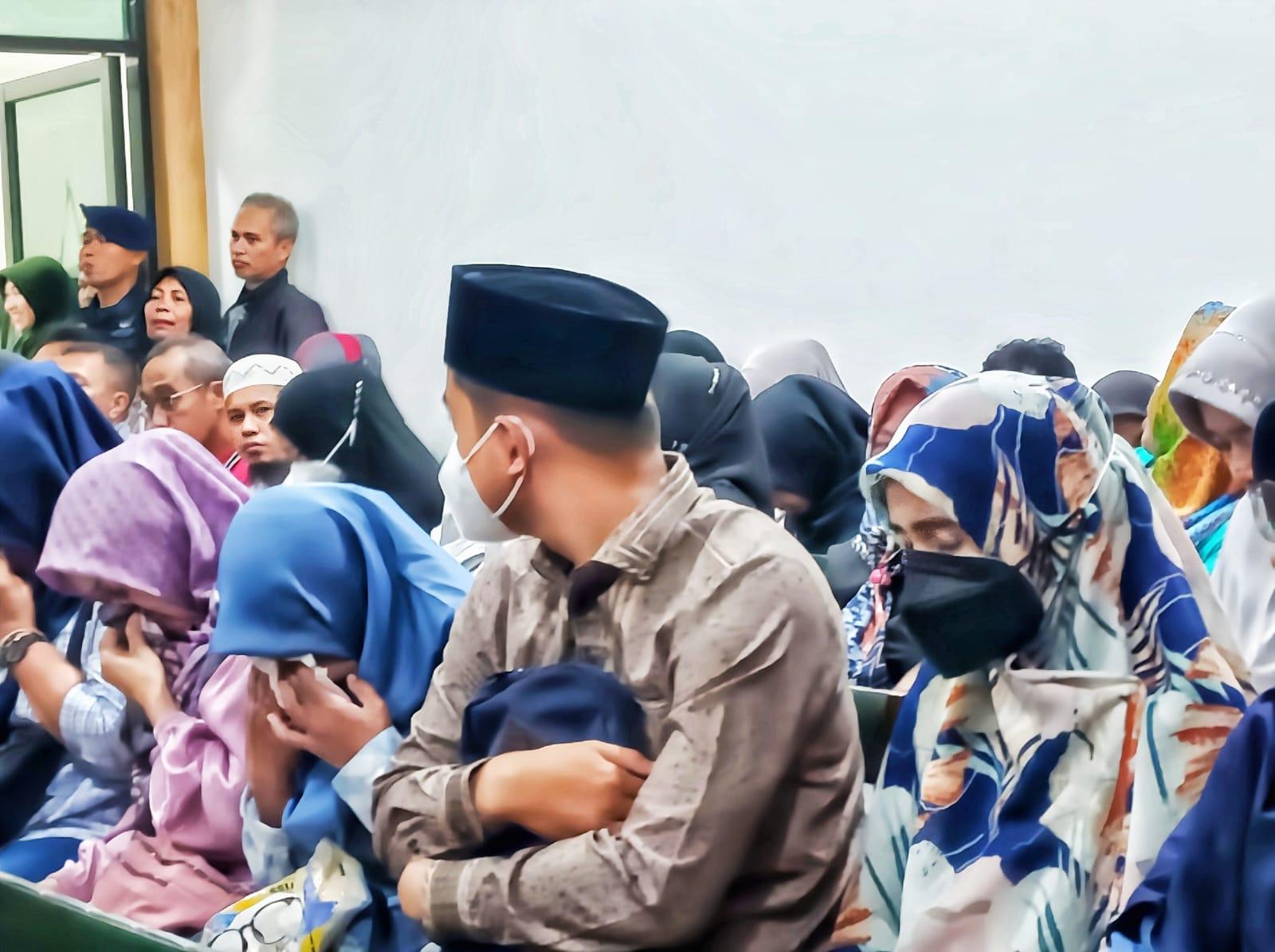 Momen-haru-dan-tegang-ruang-sidang-saat-keluarga-terdekat-dan-anak-anak-AGK.jpg